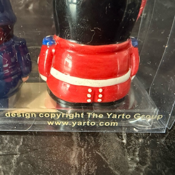 Royal Guard and Policeman Salt and Pepper Shakers - Picture 16 of 16